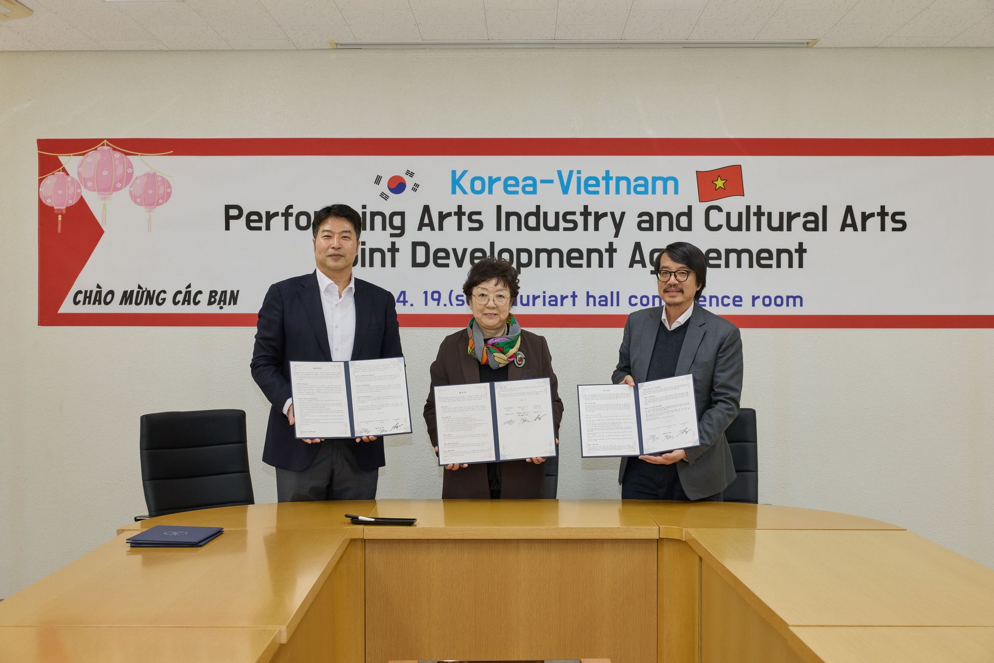 Ký kết hợp tác 3 bên Nhà hát Tuổi trẻ - Nhà hát SangsangMaru và Quỹ Văn hóa Guri (Guri Foundation).jpg